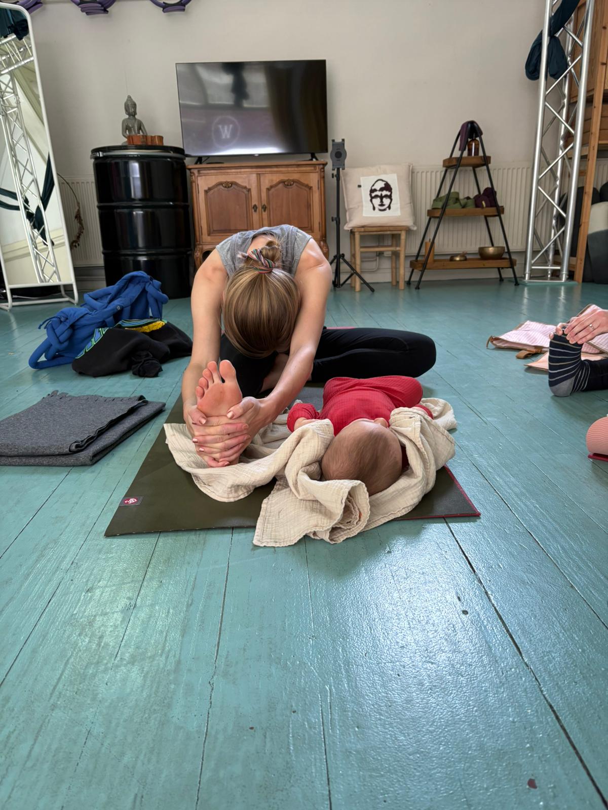Baby yoga bij Womanhood studio in Delft